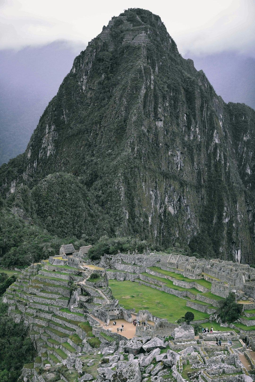 Starożytne ruiny Machu Picchu z tarasami i górą Huayna Picchu.