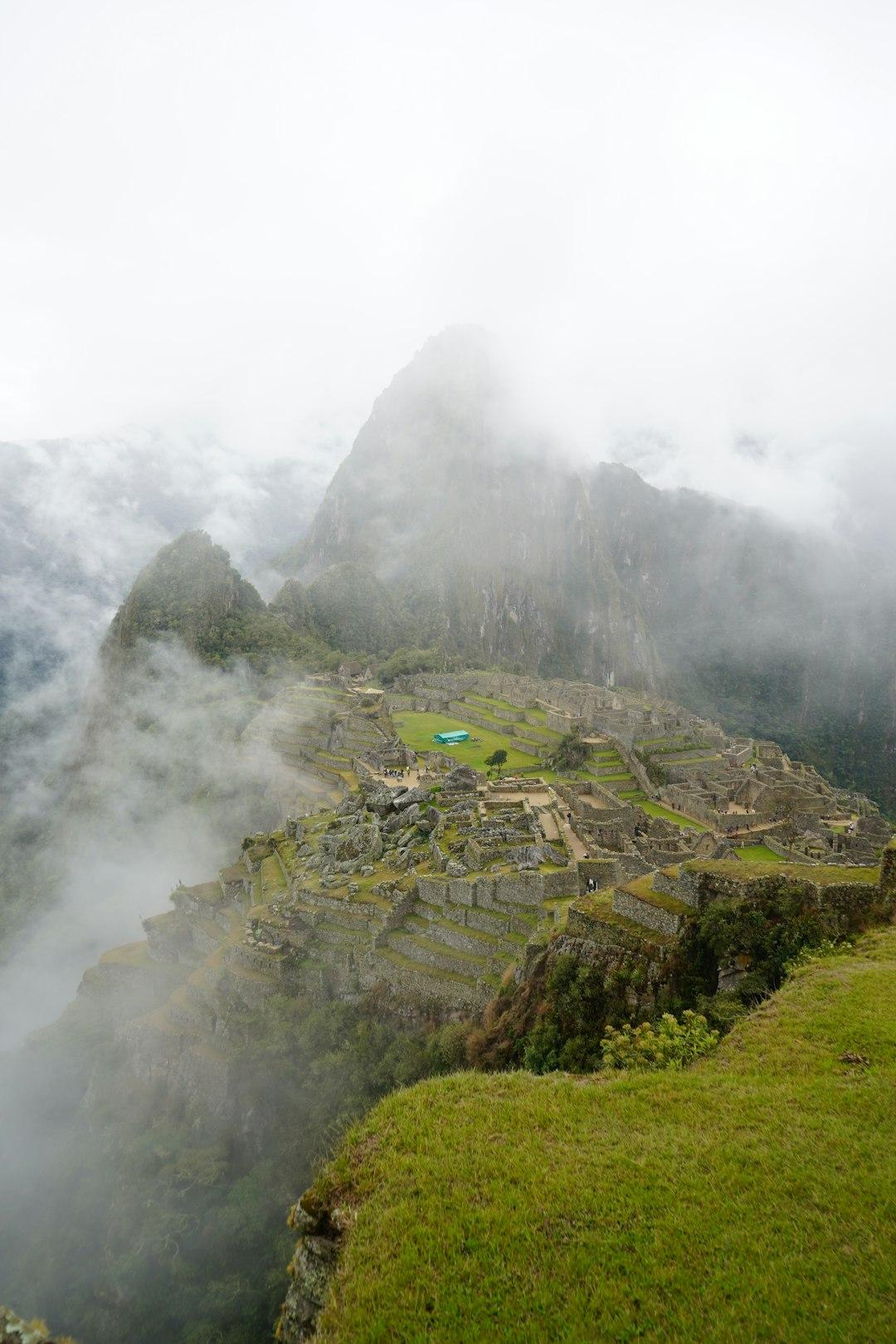 Starożytne miasto Inków Machu Picchu w Andach we mgle.
