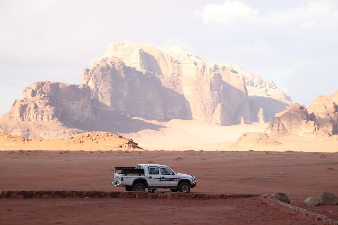 Samochód na pustyni Wadi Rum Jordania