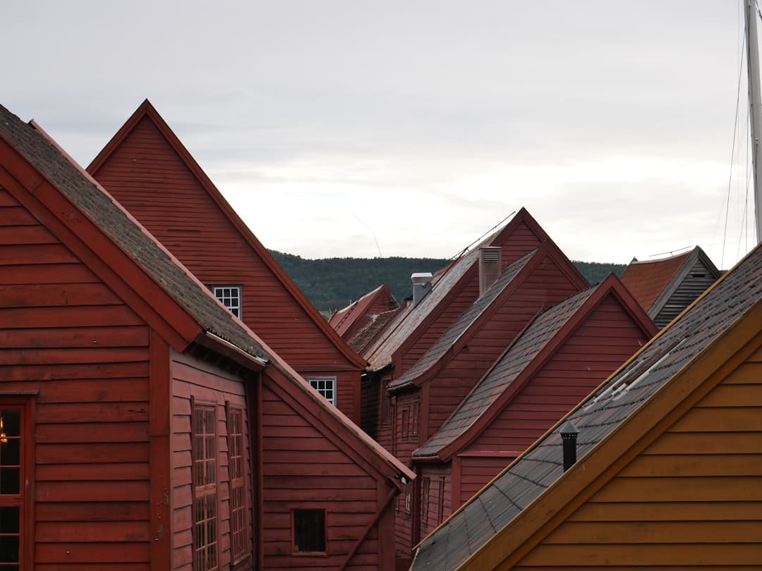 Tradycyjne czerwone drewniane budynki Bryggen, Bergen, Norwegia.