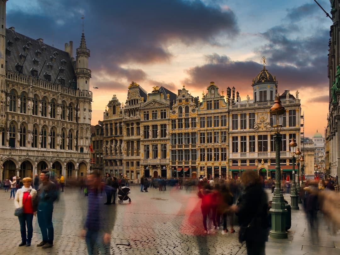 Grand Place Bruksela architektura zachód słońca ludzie tłum