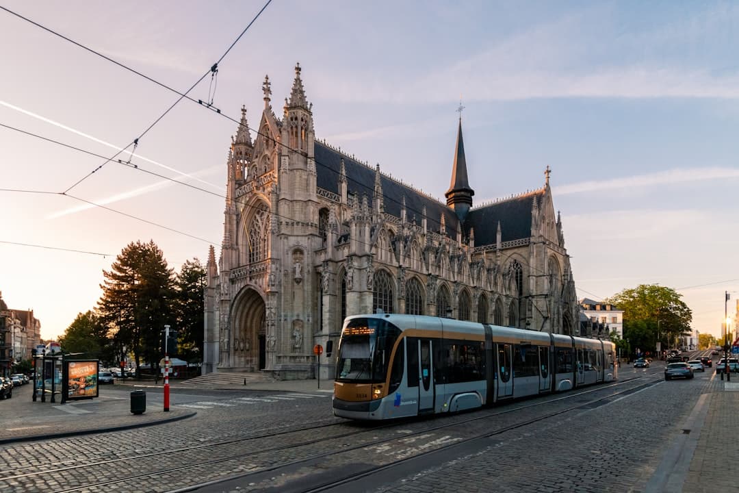 Tłoczny tramwaj w Brukseli