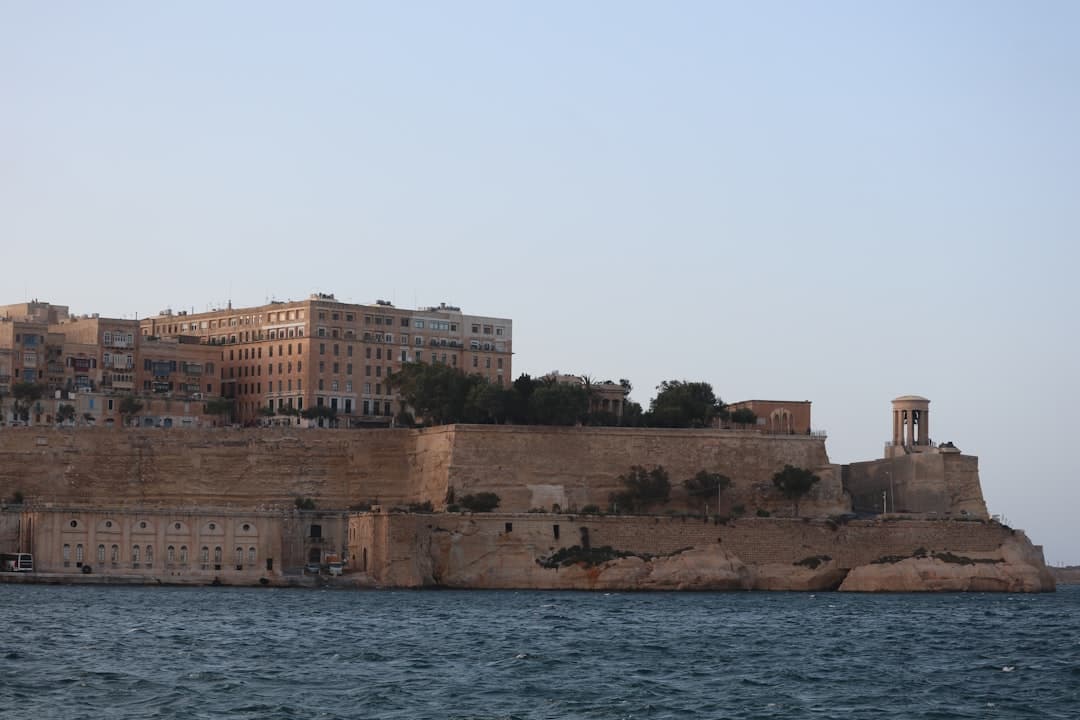 Valletta, Malta: historyczne fortyfikacje, budynki i Pomnik Dzwonu Oblężenia.
