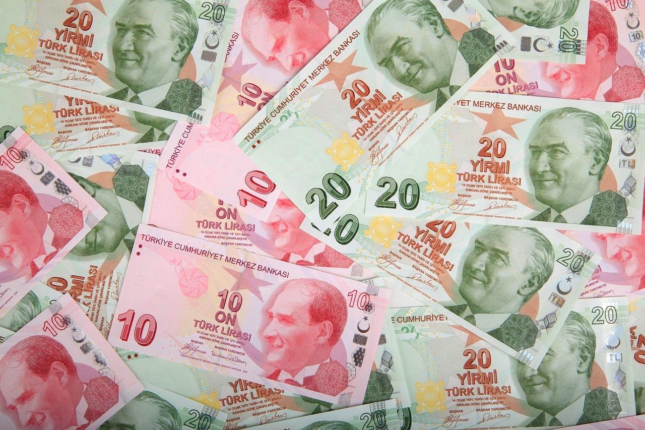 Rozrzucone tureckie banknoty Lira, nominały 10 i 20, z Atatürkiem.