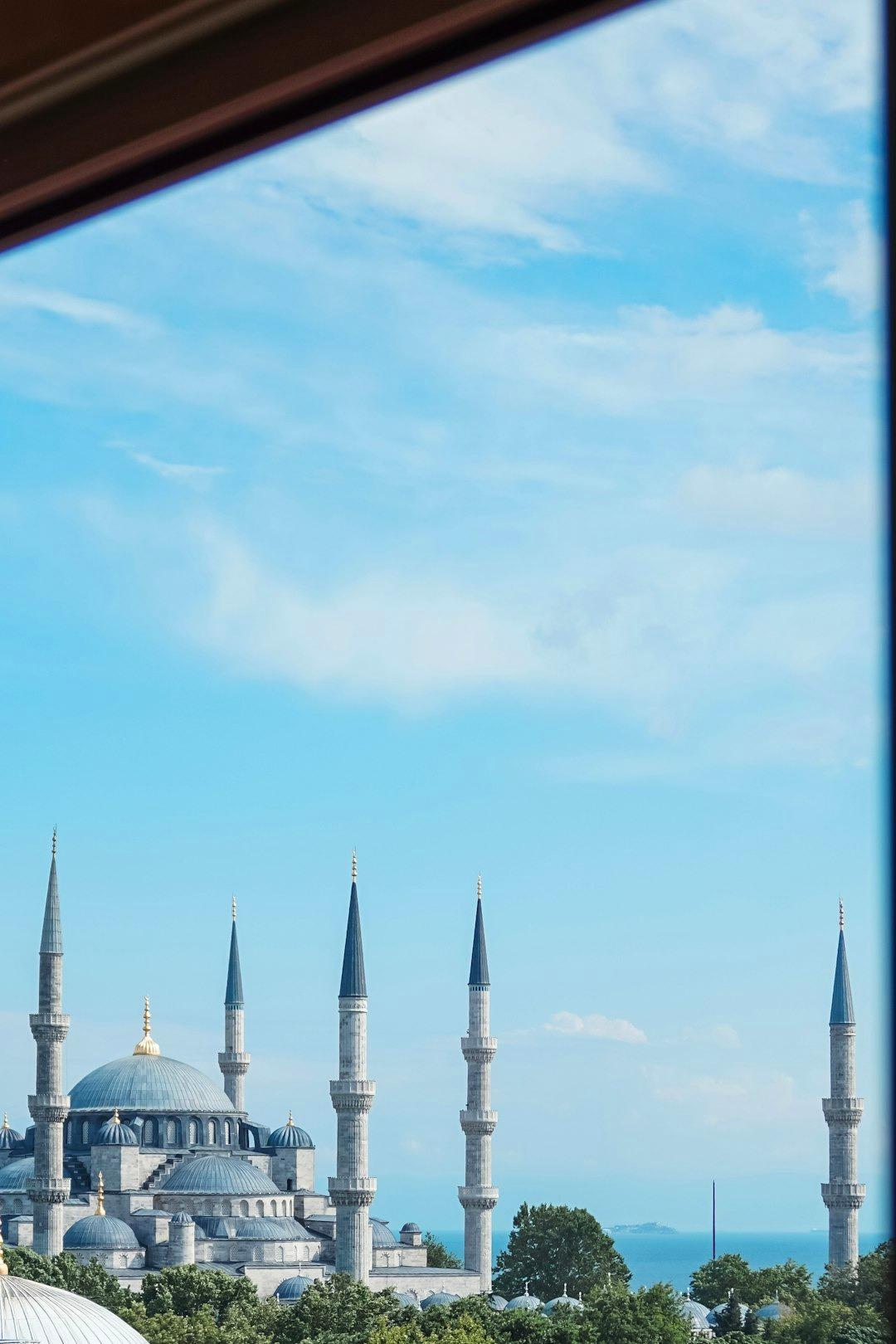 Błękitny Meczet Stambuł, minarety, kopuły, historyczna architektura, błękitne niebo.
