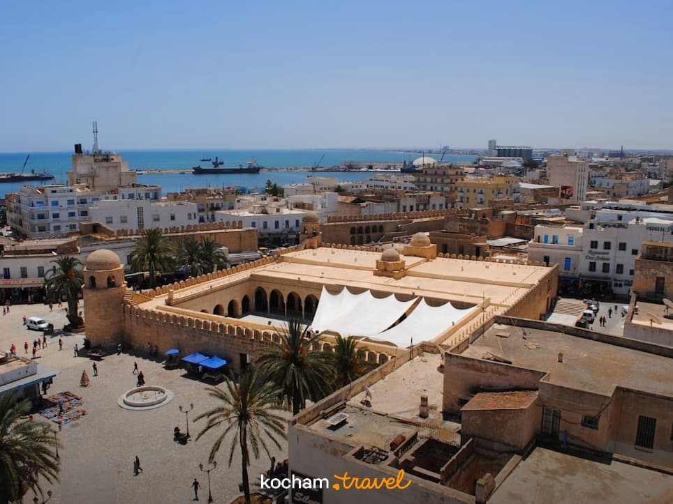 Panoramiczny widok na historyczne Sousse, Ribat, port i morze.