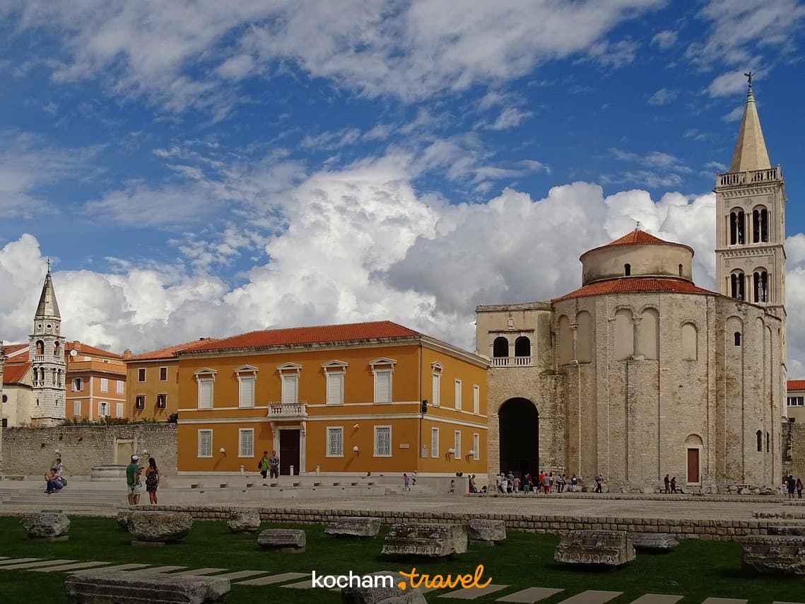 Zabytkowy Kościół św. Donata, Zadar, Chorwacja, ruiny, błękitne niebo.