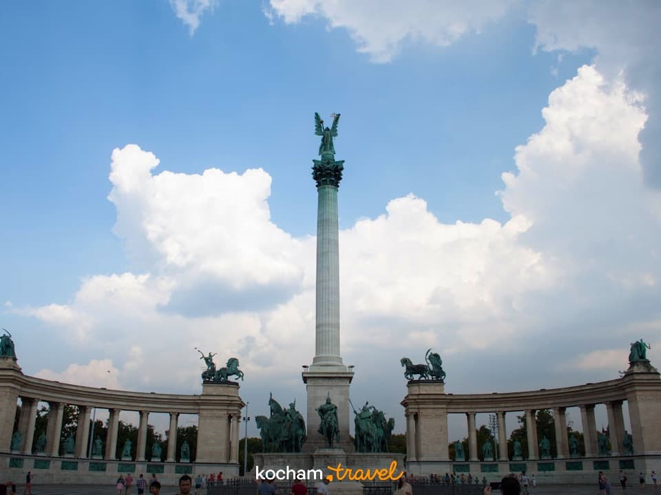 Plac Bohaterów Budapeszt, Pomnik Milenijny, historyczne rzeźby, architektura, turystyka.
