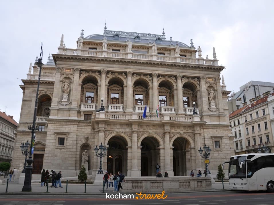 Zabytkowy budynek opery w Budapeszcie, widok z ulicy.