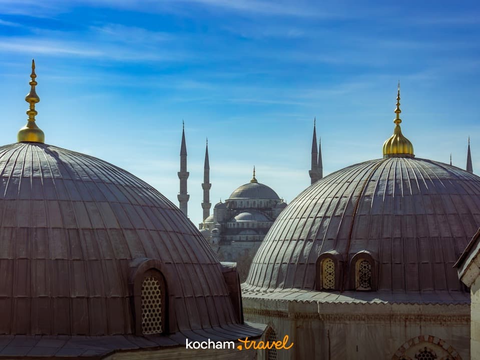 Błękitny Meczet Stambuł kopuły minarety historyczna architektura niebieskie niebo.