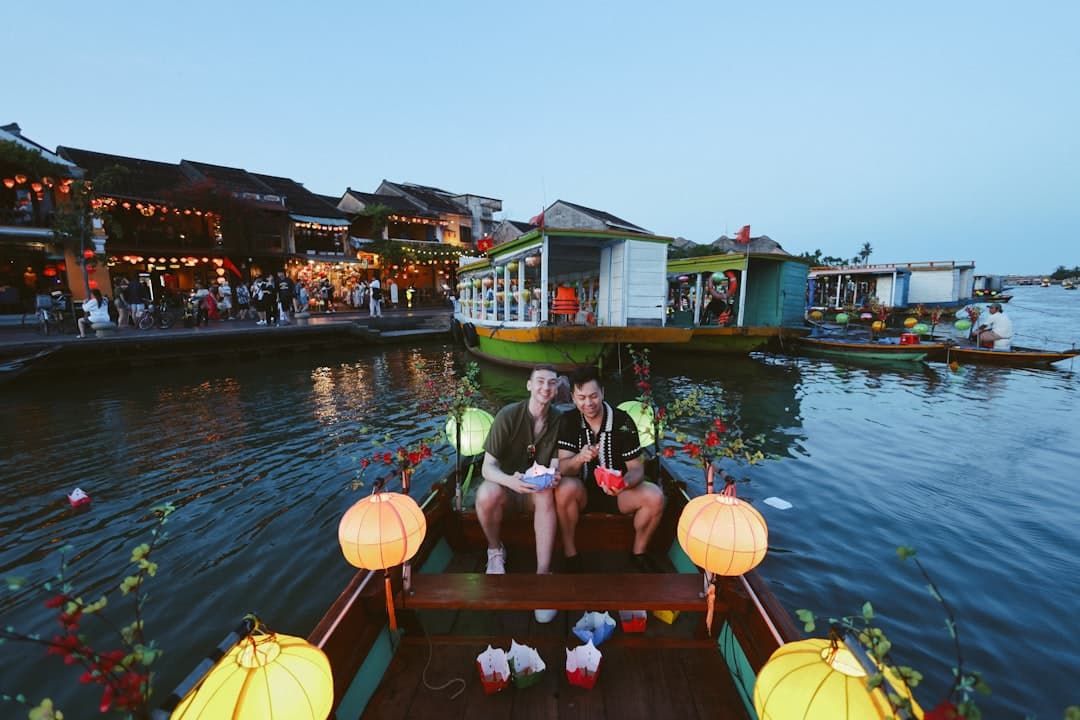 Wieczorny rejs łodzią z lampionami w malowniczym Hoi An, Wietnam.