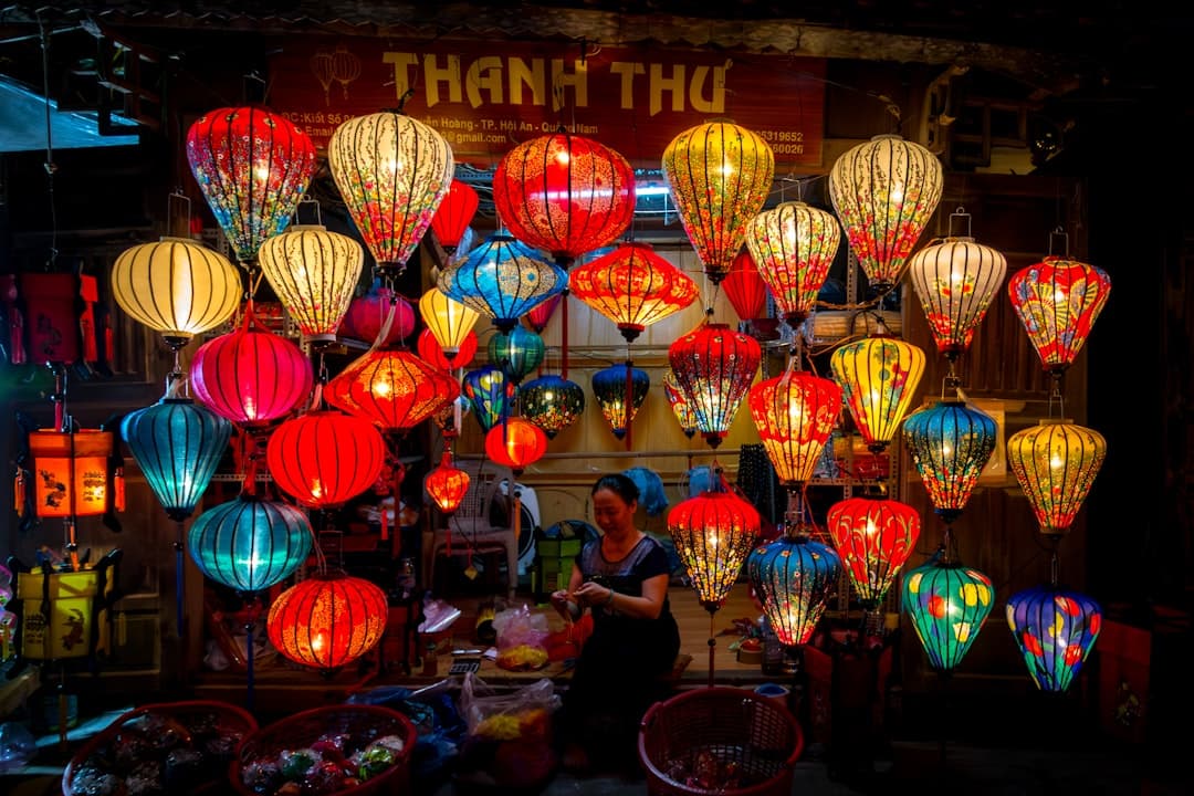 Kolorowe, tradycyjne wietnamskie lampiony na nocnym targu w Hoi An.
