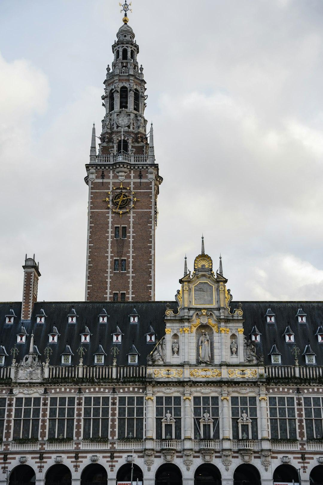Fasada i wieża zegarowa Biblioteki Uniwersyteckiej KU Leuven.