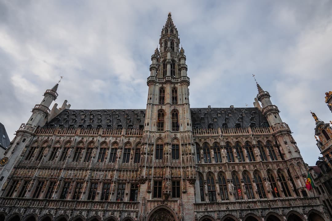 Gotycki Ratusz w Brukseli, Grand Place, wysoka wieża.