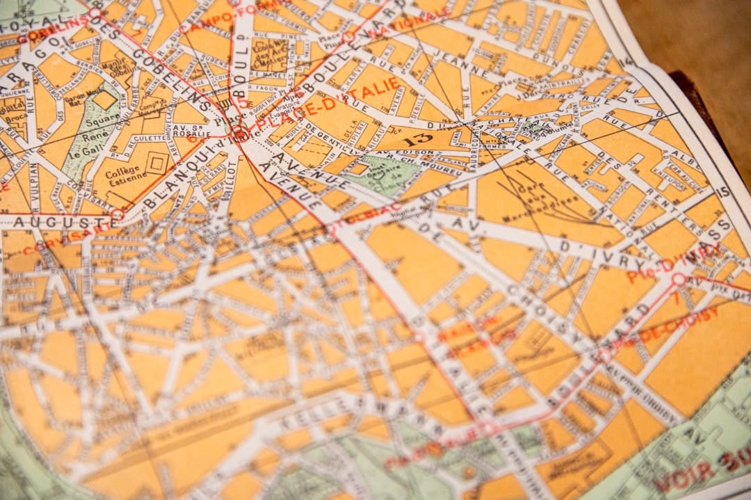Vintage mapa miejska Paryża z zaznaczonymi ulicami.