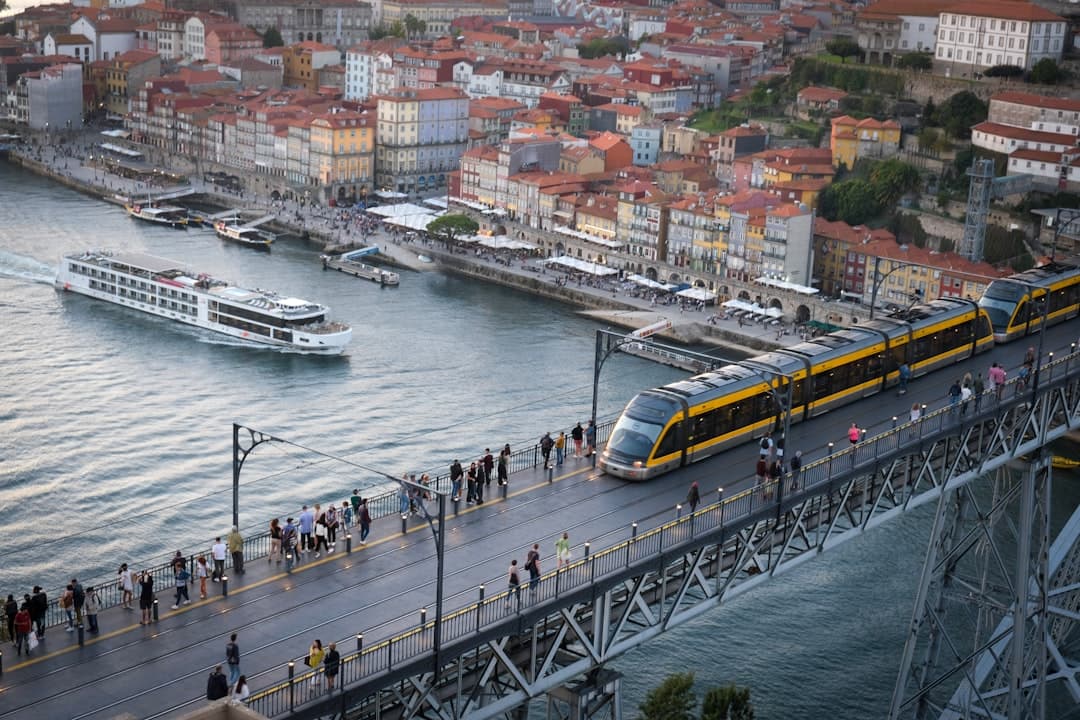 Porto: widok na rzekę Douro, most Dom Luís I, tramwaj i statek.