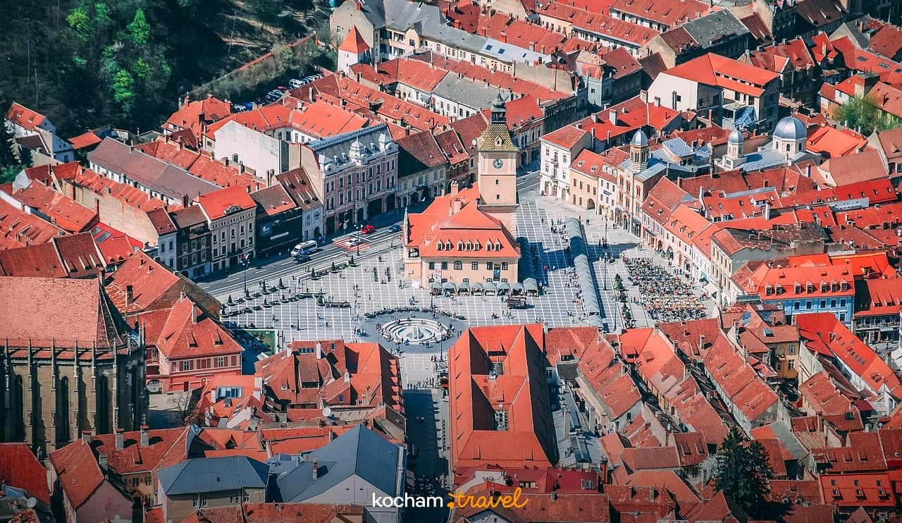 Stare miasto Braszów, Rumunia, czerwone dachy, Rynek Sfatului, widok panoramiczny.