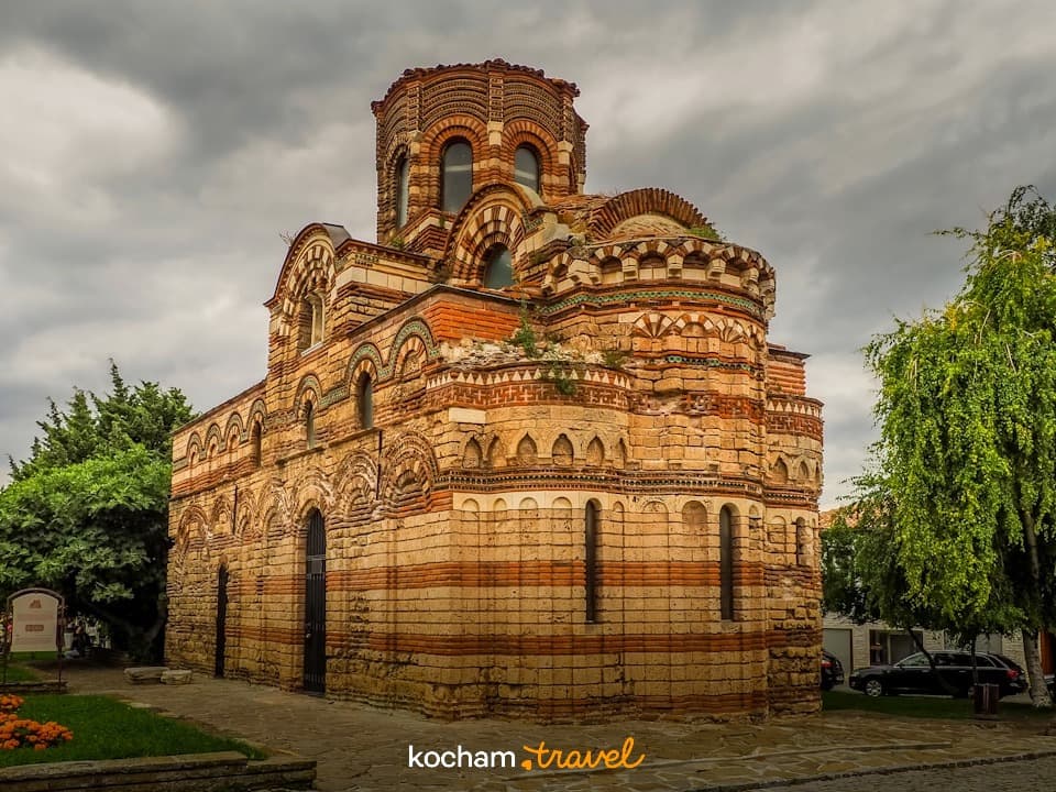 Zabytkowy kościół z cegły w Nesebyrze, Bułgaria, architektura bizantyjska