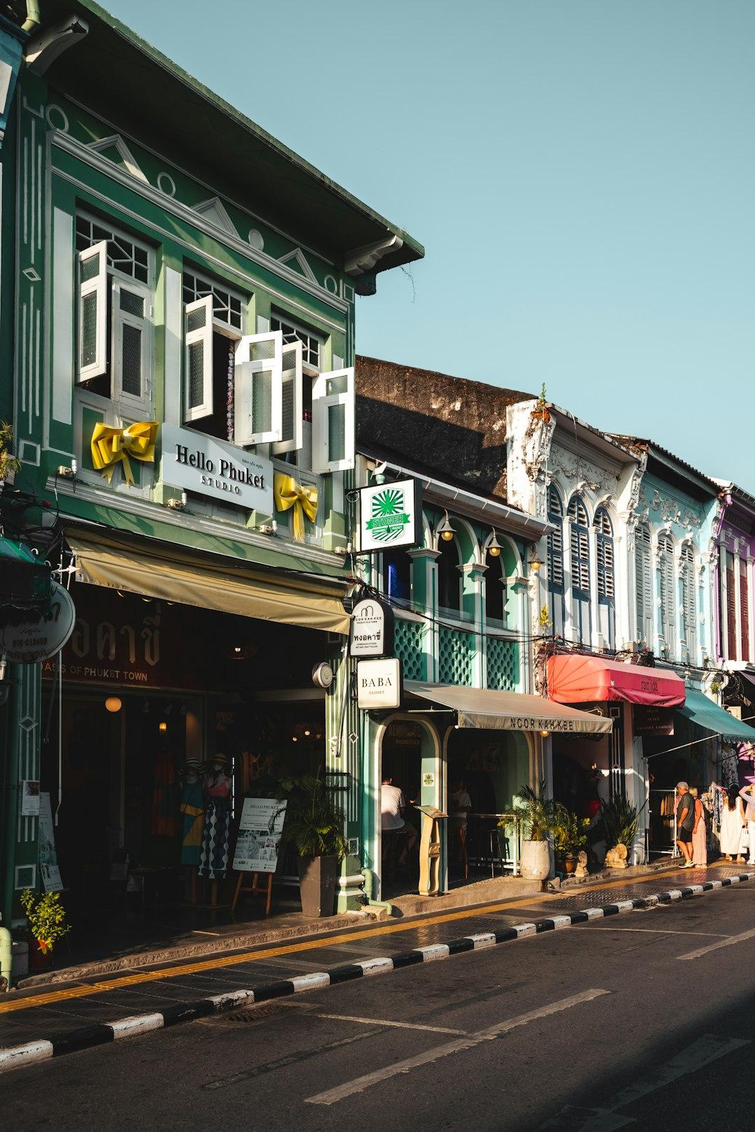 Kolorowe budynki w stylu chińsko-portugalskim, stare miasto Phuket.