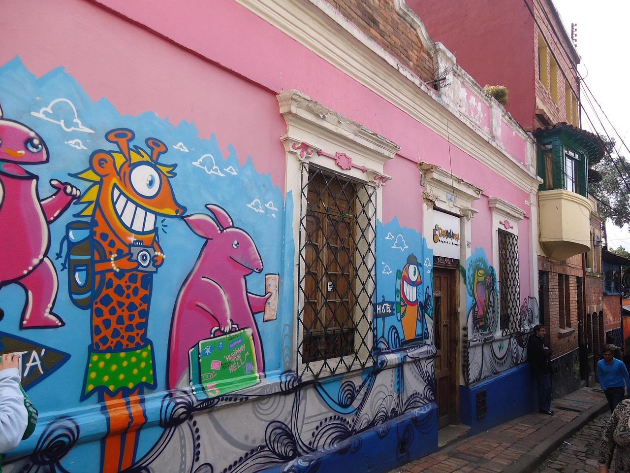 Kolorowe kreskówkowe graffiti na różowej ścianie budynku, żywa sztuka uliczna.