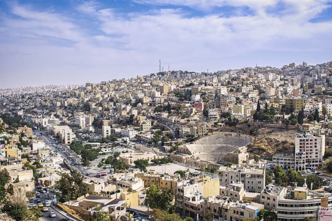 Panorama Ammanu, Jordania, z rzymskim amfiteatrem i budynkami na wzgórzach.