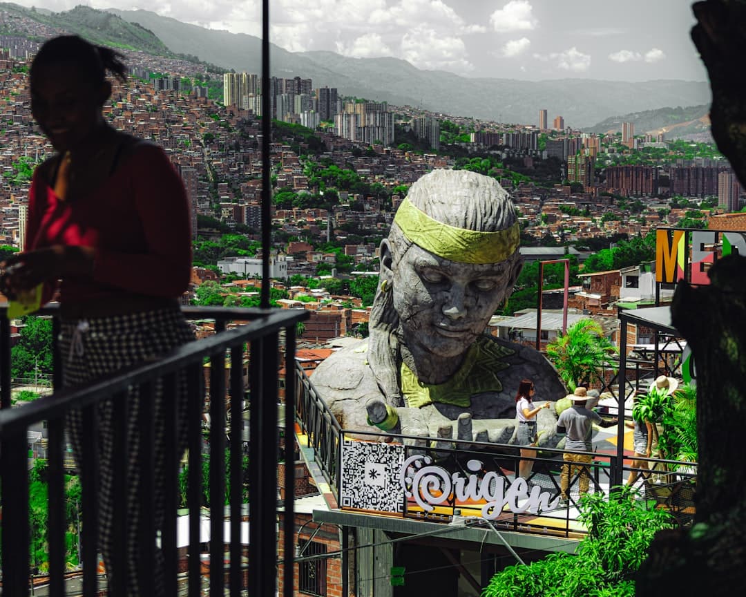Rodzina odwiedzająca atrakcje w Medellín