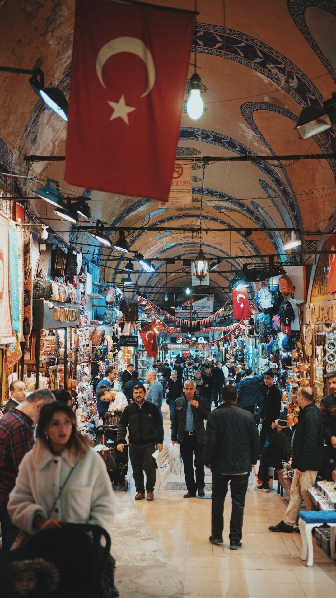 Tętniący życiem turecki bazar z arkadowym sufitem i licznymi sklepami.