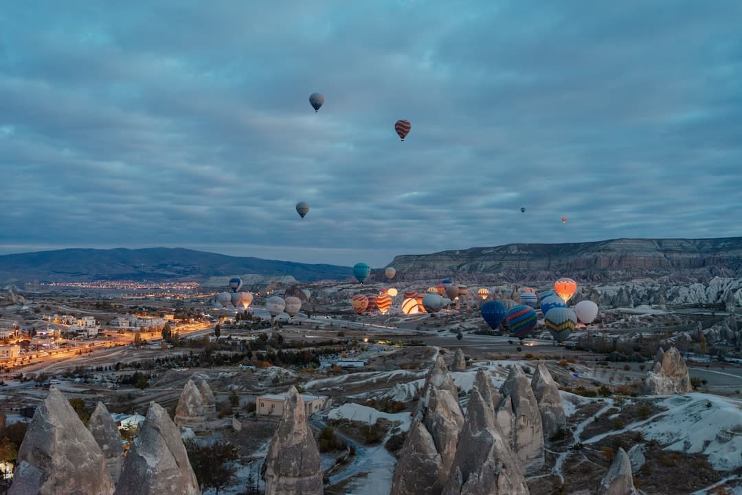Balony na gorące powietrze unoszące się nad Kapadocją o świcie.