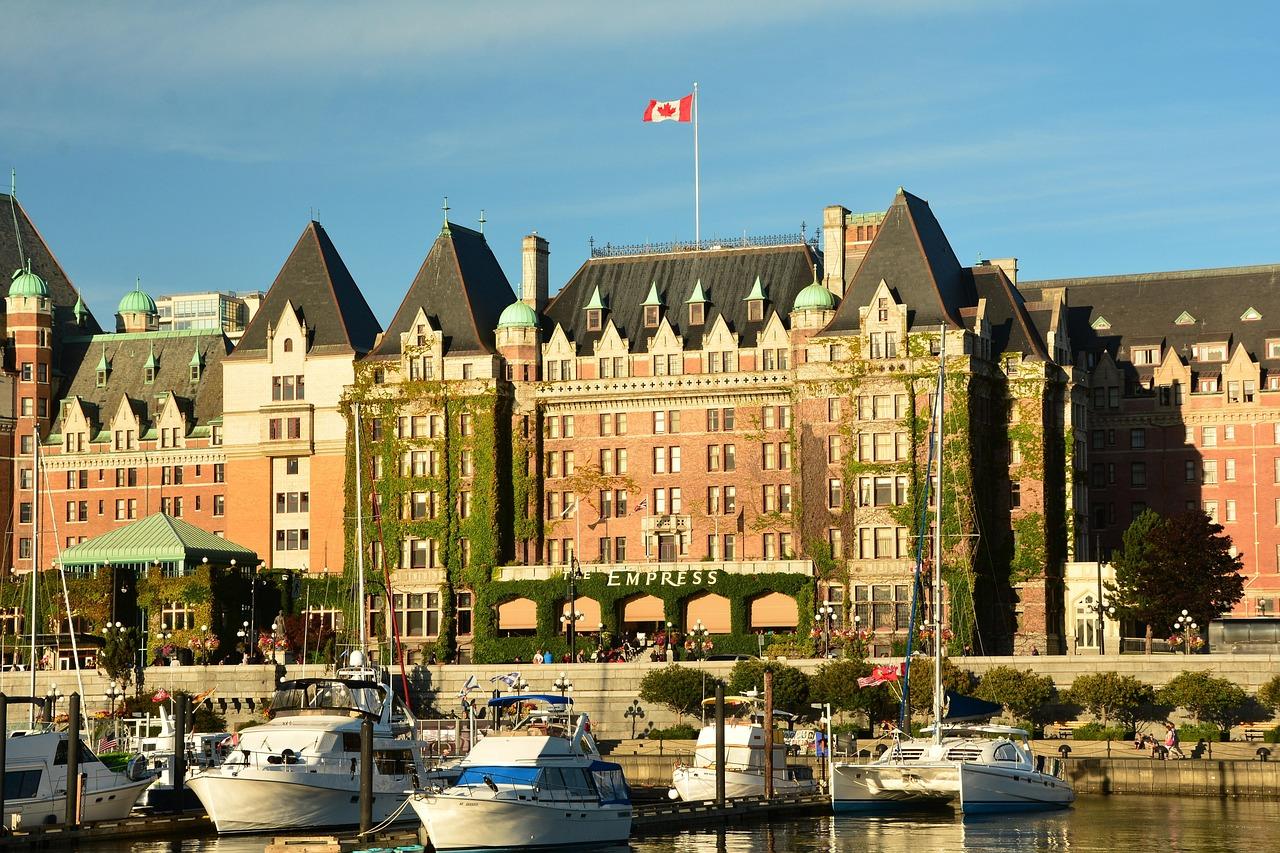 Zabytkowy Hotel Fairmont Empress w Victorii z jachtami w przystani.