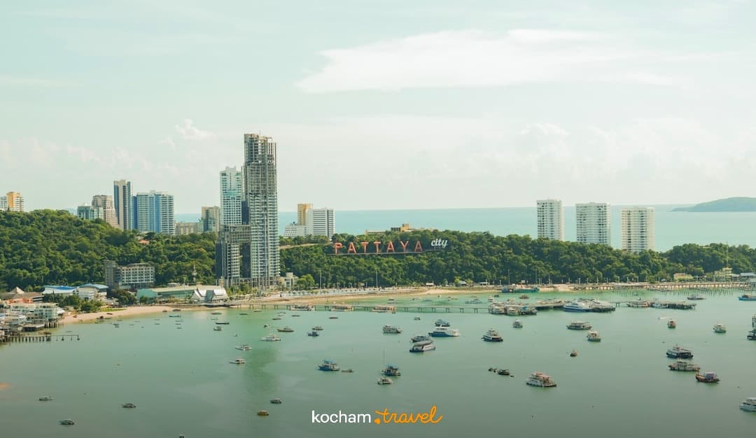 Słoneczna panorama Pattaya, Tajlandia: miasto, zatoka, plaża, łodzie.