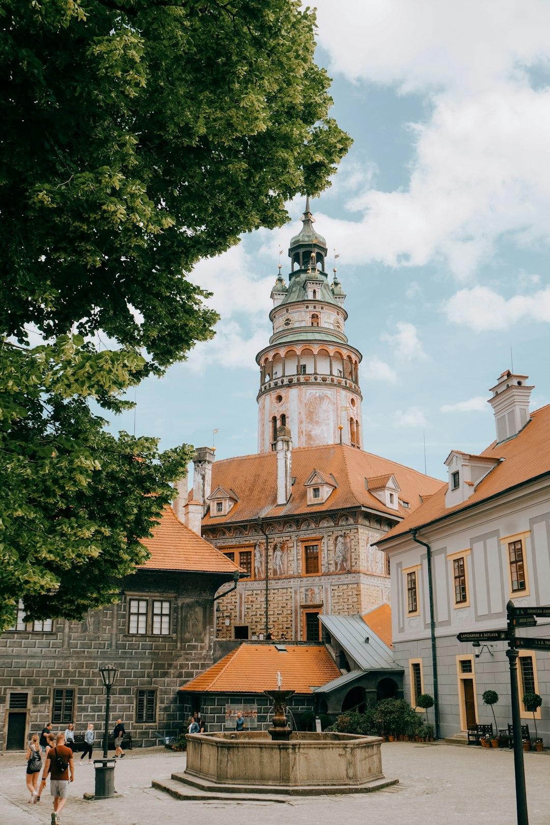 Renesansowa wieża zamku, zabytkowe budynki, niebo, lato.