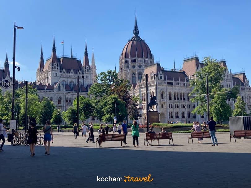 Parlament Węgierski w Budapeszcie, słoneczny plac, historyczna architektura.