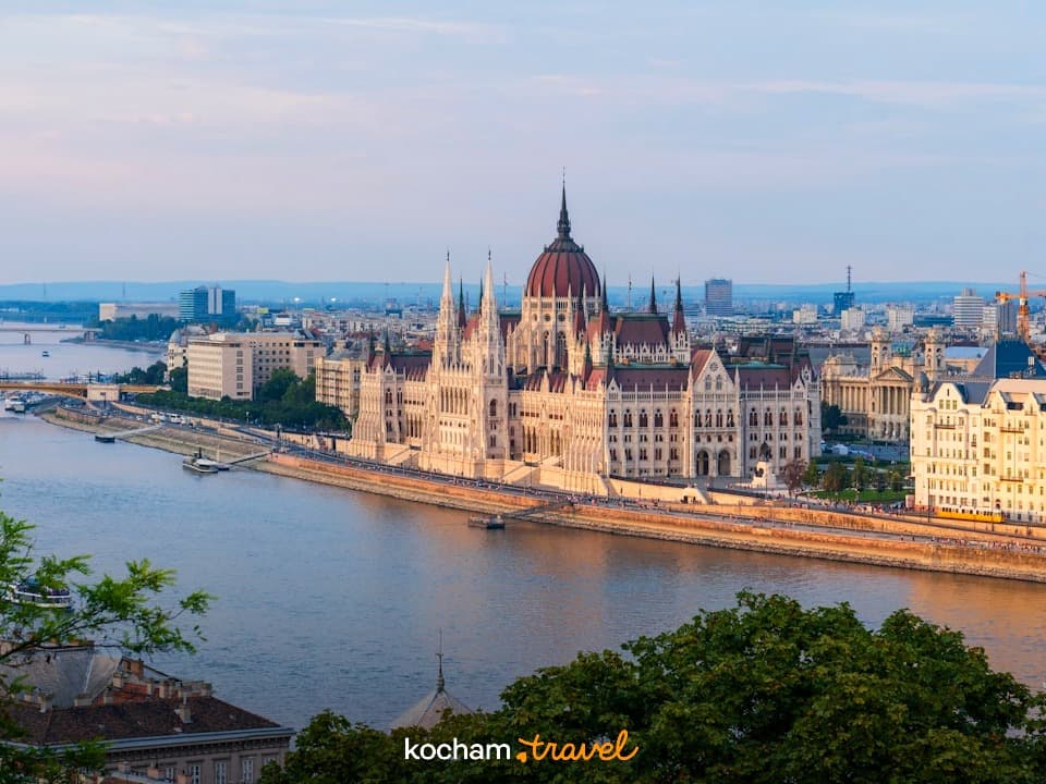 Parlament Węgier, Dunaj, panorama Budapesztu, zachód słońca.