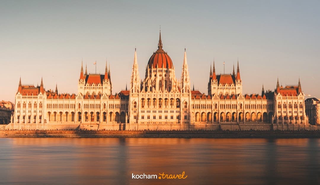 Budapeszt Parlament Węgier nad Dunajem, zachód słońca, architektura neogotycka.