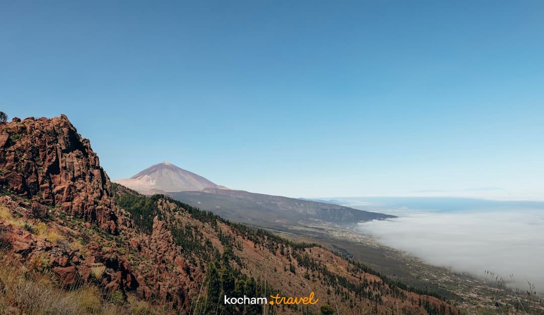 Panoramiczny widok na wulkan Teide, góry i morze chmur na Teneryfie.
