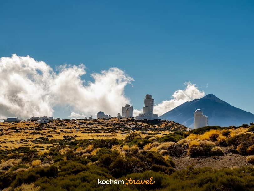 Wysokogórskie obserwatorium astronomiczne, wulkan Teide, krajobraz Teneryfy, słoneczny dzień.