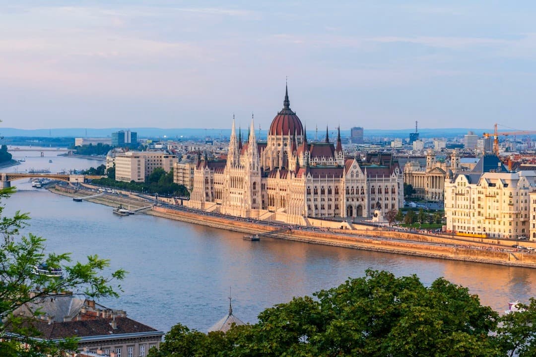 Parlament Węgierski, rzeka Dunaj, panorama Budapesztu o zachodzie słońca.