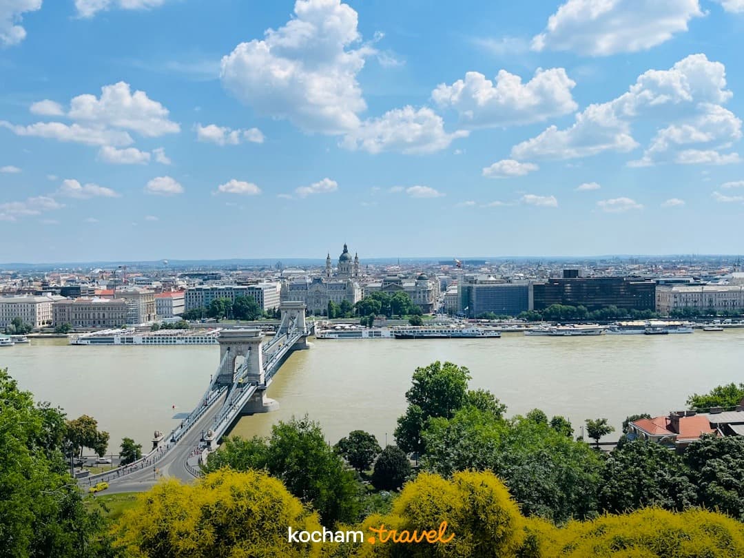 Malownicza panorama Budapesztu, Most Łańcuchowy nad Dunajem, słoneczny dzień.