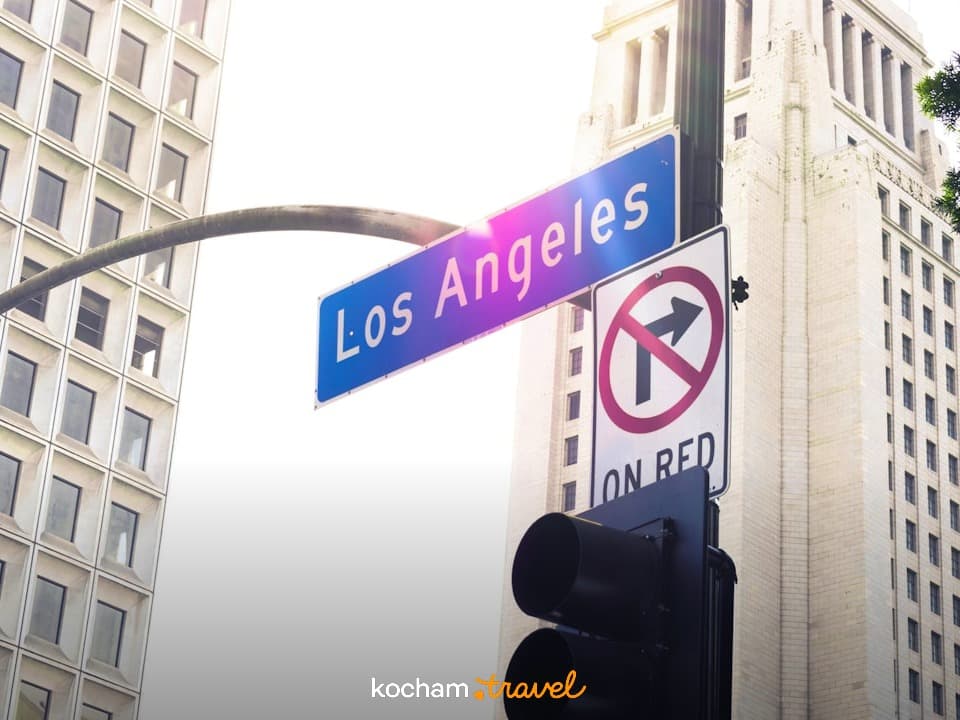 Znak uliczny Los Angeles, miejska architektura, jasne światło dzienne.