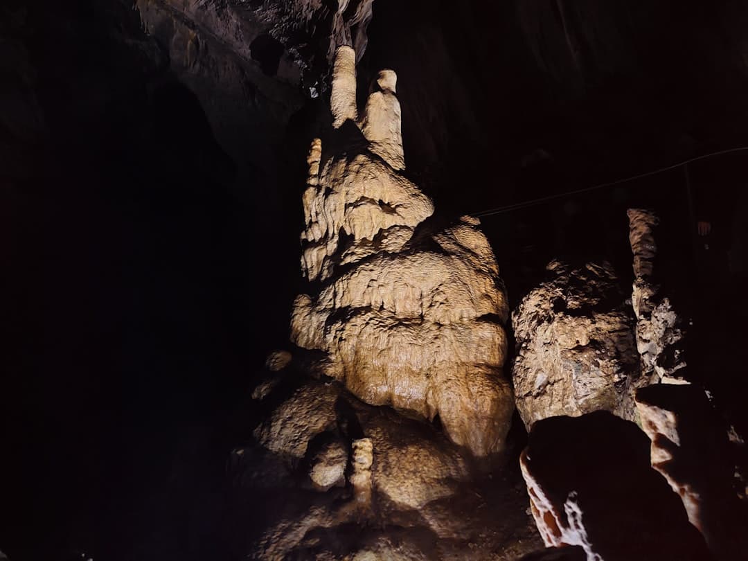 Imponująca formacja stalagnatów i stalagmitów w głębokiej jaskini.
