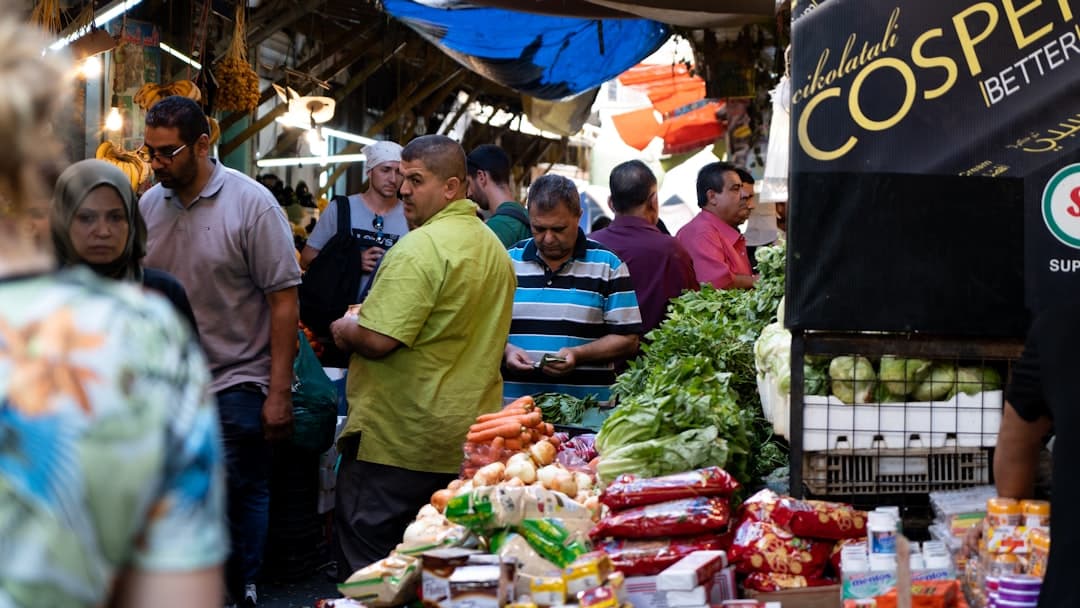 Tradycyjny rynek w Ammanie z lokalnymi produktami