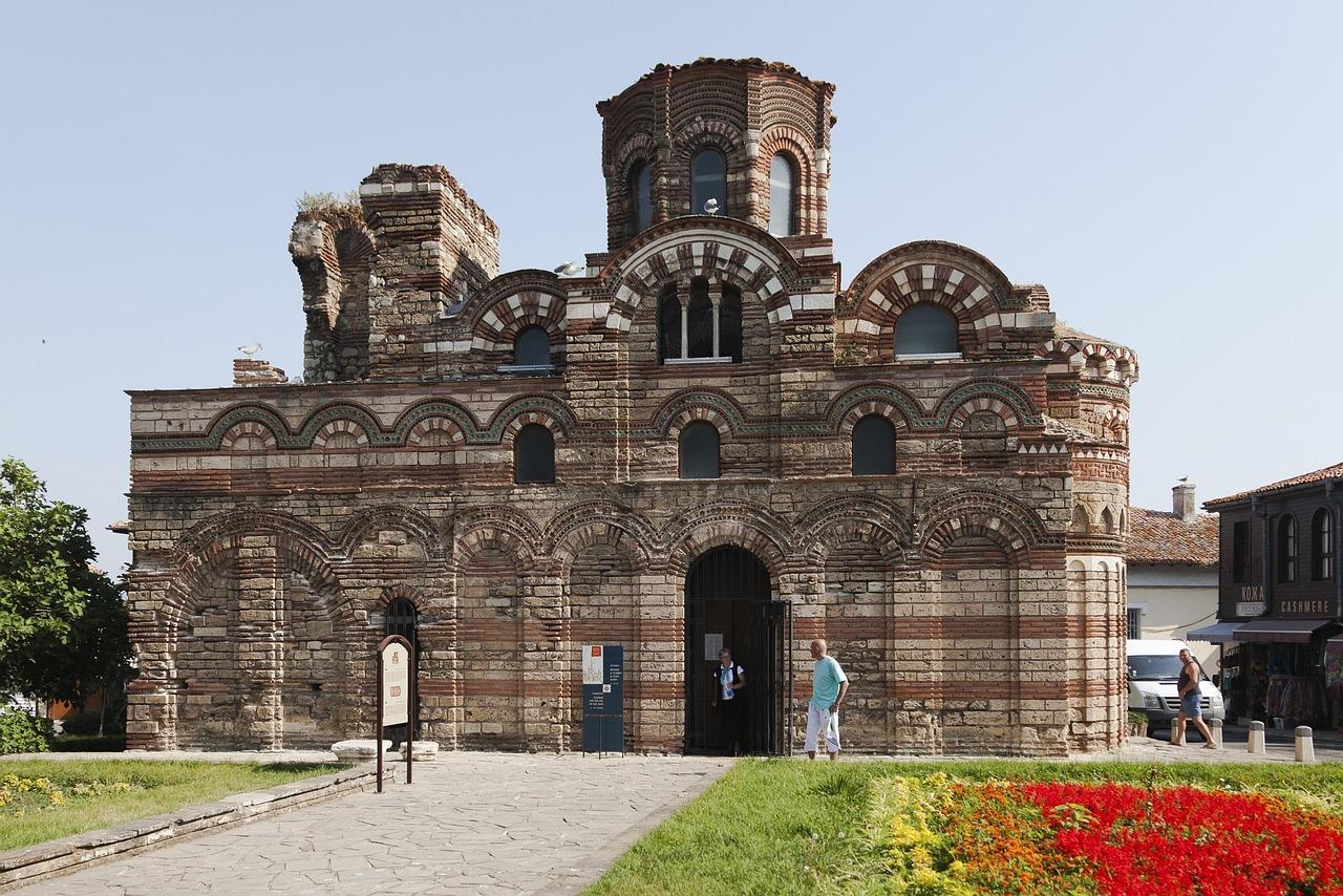 Historyczna cerkiew Chrystusa Pantokratora w Nesebyrze, Bułgaria, ceglana architektura.