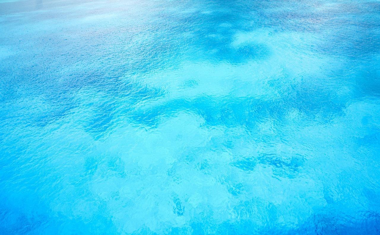Czysta turkusowa woda oceanu z falami, jasne światło dzienne.