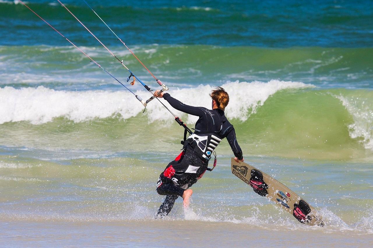 Kitesurfer w falach morza, deska, aktywny sport wodny.