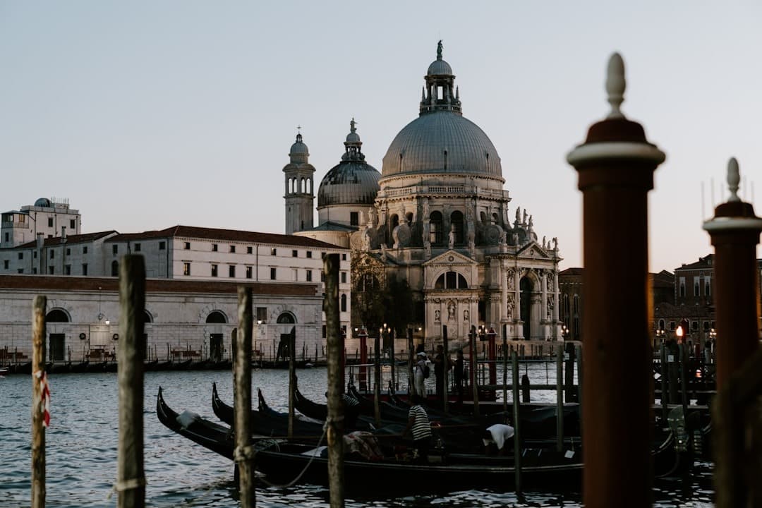 Wenecja: słynna Bazylika Santa Maria della Salute, zacumowane gondole.