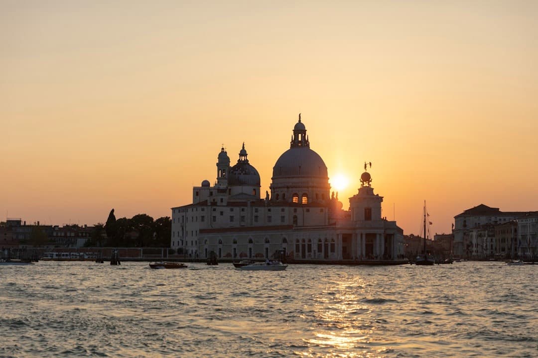 Historyczna Bazylika Santa Maria della Salute w Wenecji o zachodzie słońca