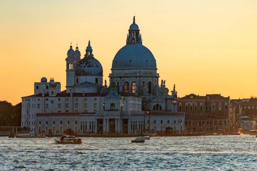 Malownicza bazylika Santa Maria della Salute w Wenecji o zachodzie słońca