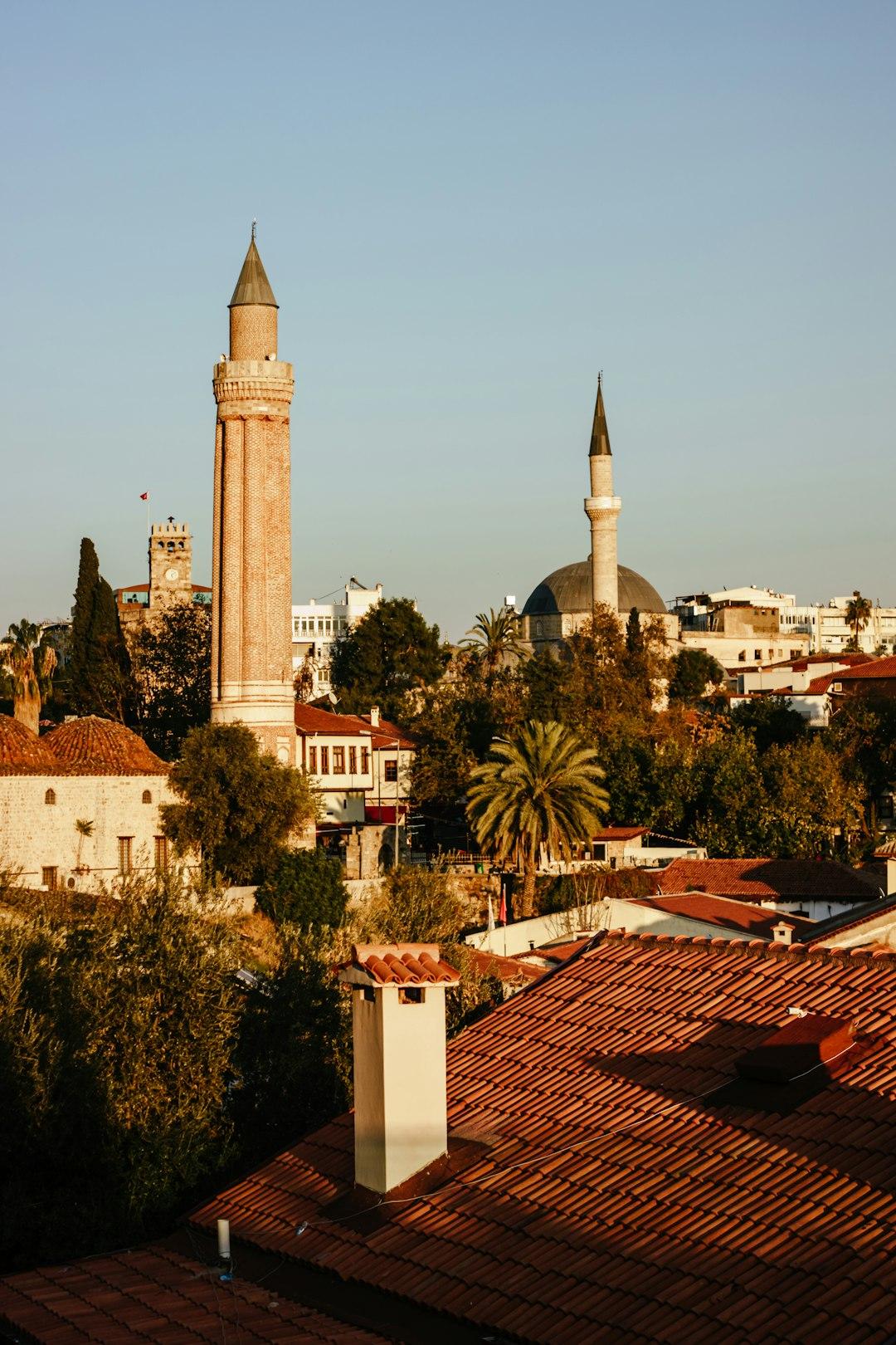 Historyczne minarety i dachy starego miasta Antalya w słoneczny dzień.