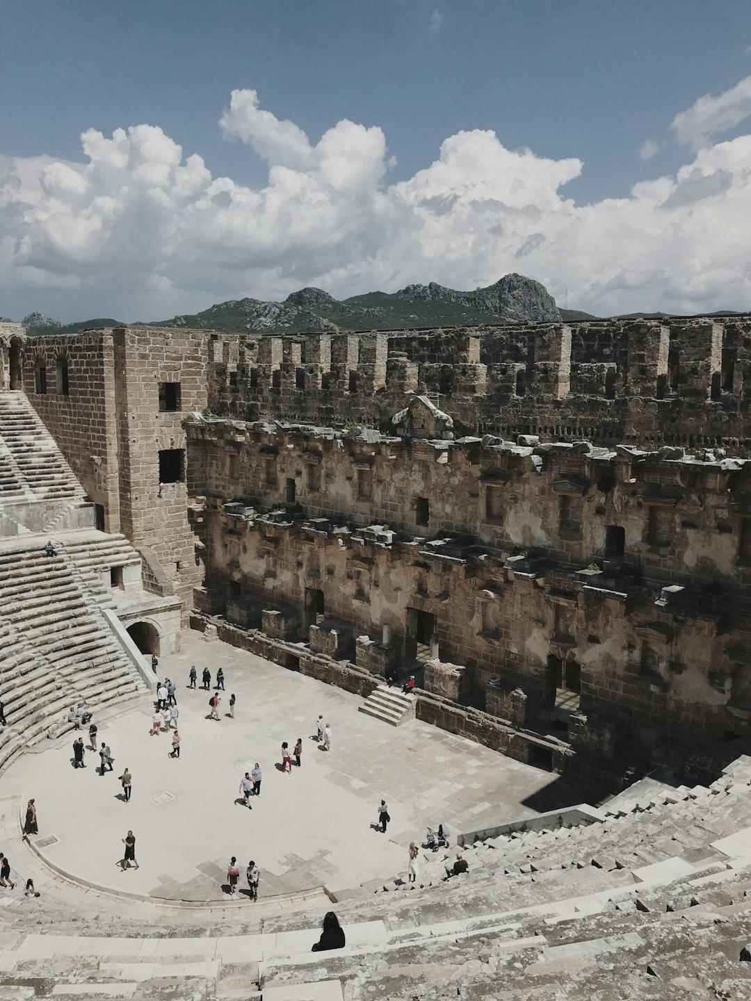 Starożytny rzymski teatr Aspendos, Turcja, z widownią i ruinami sceny.