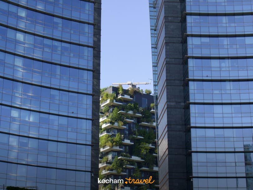 Nowoczesne wieżowce i zielony budynek Bosco Verticale w Mediolanie.